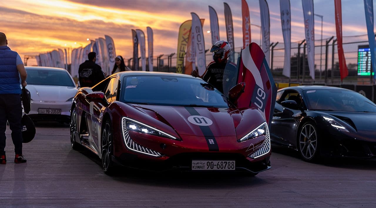 Customers Experience the U9 on the Track with Taxi Rides at GulfRun